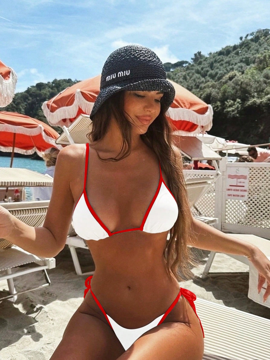 Kobiece bikini w trójkąt z kontrastowym wykończeniem i wiązaniem po bokach