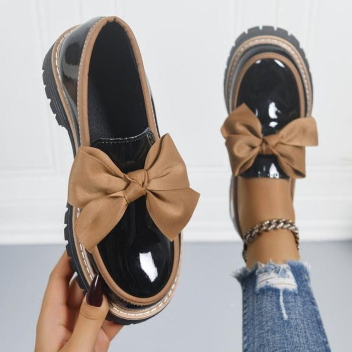 Damskie lakierowane loafersy na platformie z kokardą