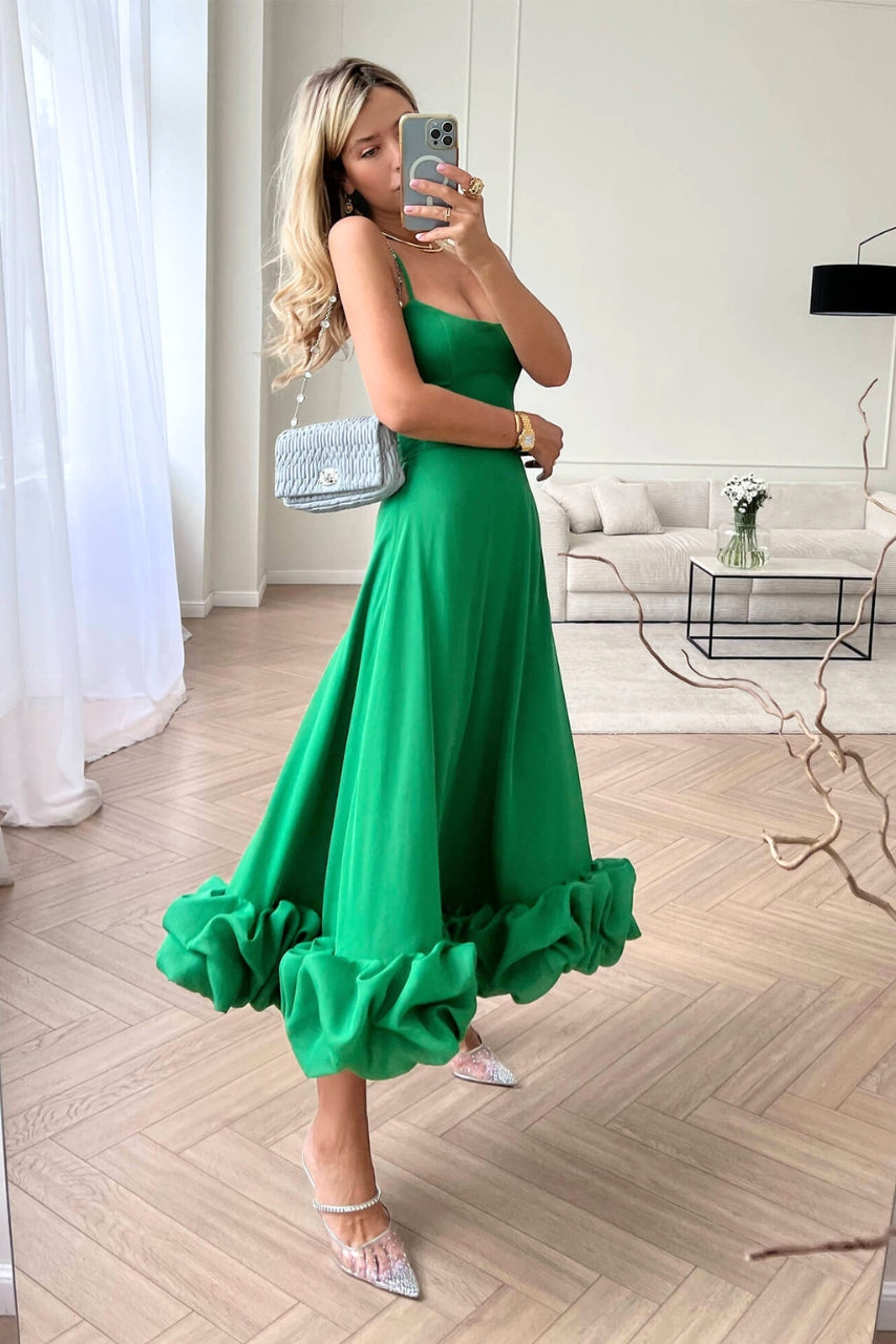 Sukienka Maxi z Falbaną – Elegancki Styl dla Gości Weselnych z Ramiączkami