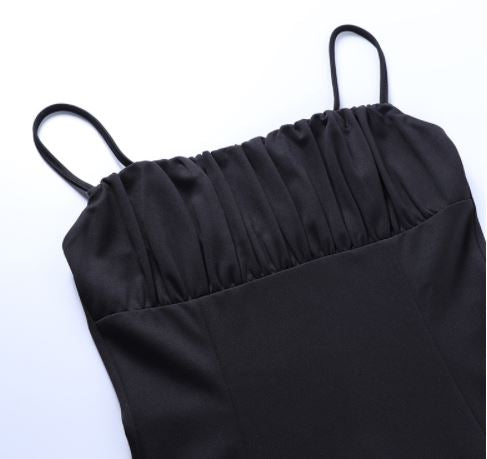 Dopasowana Mini Sukienka z Podwójnymi Rozcięciami – Letni Styl na Imprezy