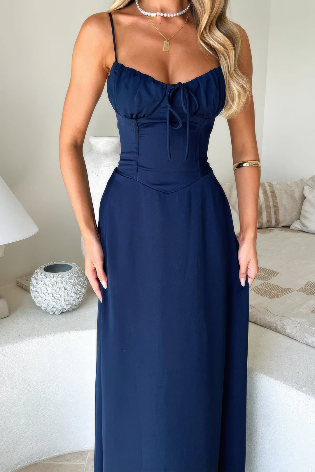 Kobiece letnie maxi sukienka z koronkowym detalem