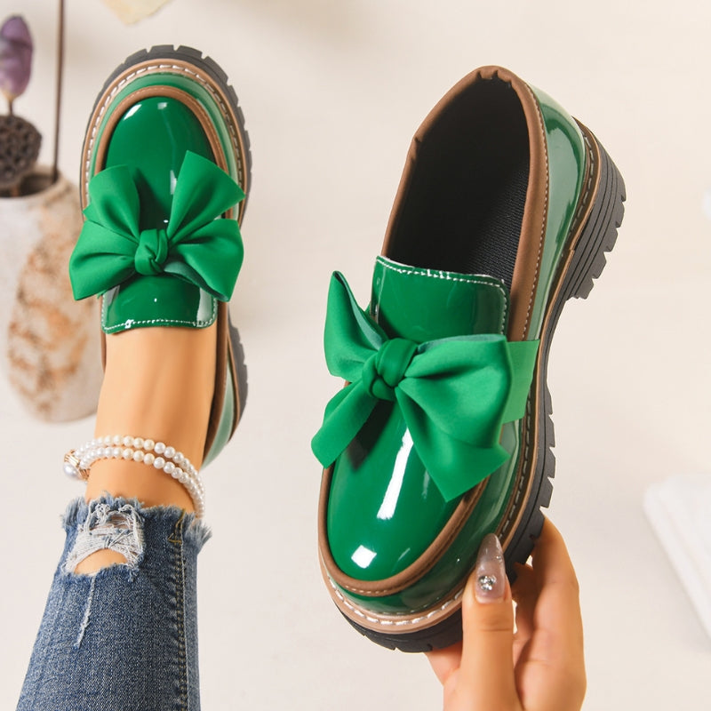 Damskie lakierowane loafersy na platformie z kokardą