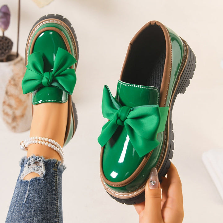 Damskie lakierowane loafersy na platformie z kokardą