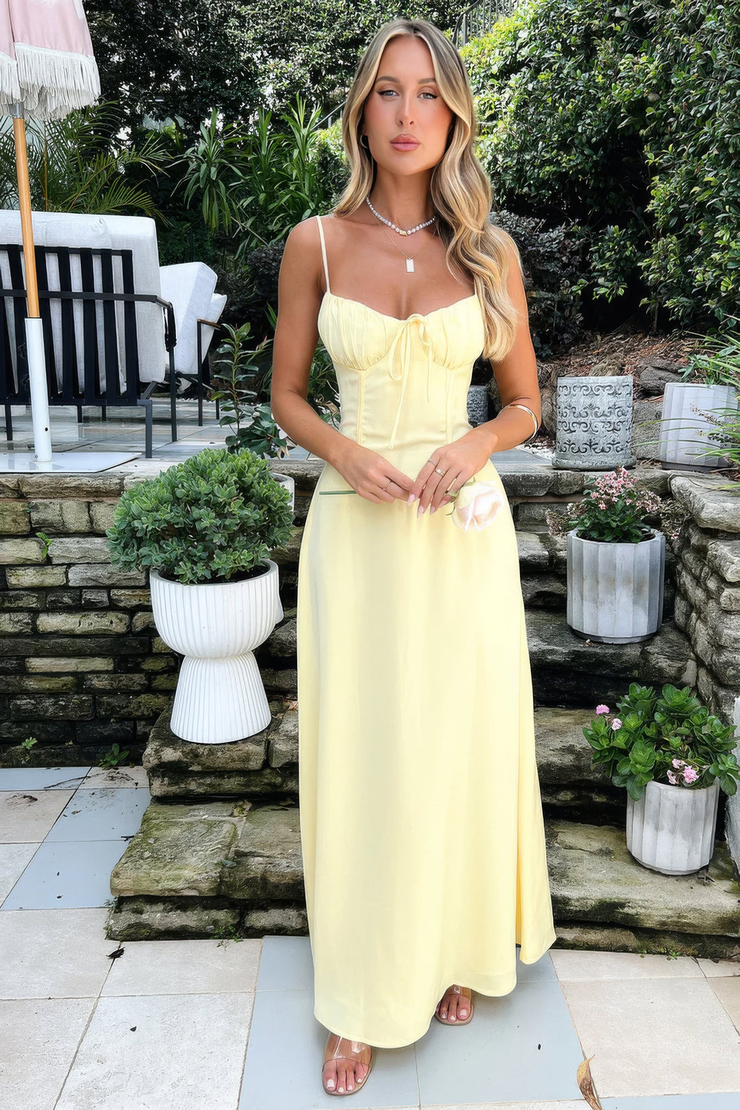 Kobiece letnie maxi sukienka z koronkowym detalem