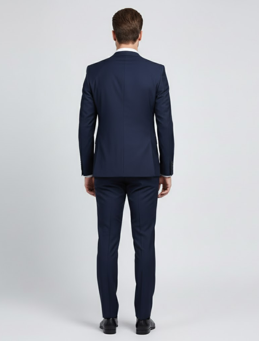 Męski garnitur slim fit w dwóch częściach – nowoczesne krawiectwo na wiosnę i lato do biura oraz na formalne wydarzenia