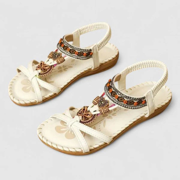 Kobiece sandały z ozdobnymi paskami – płaskie buty na lato