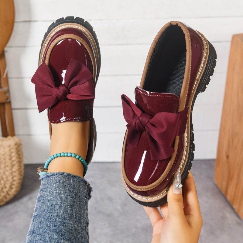 Damskie lakierowane loafersy na platformie z kokardą