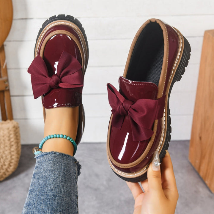 Damskie lakierowane loafersy na platformie z kokardą