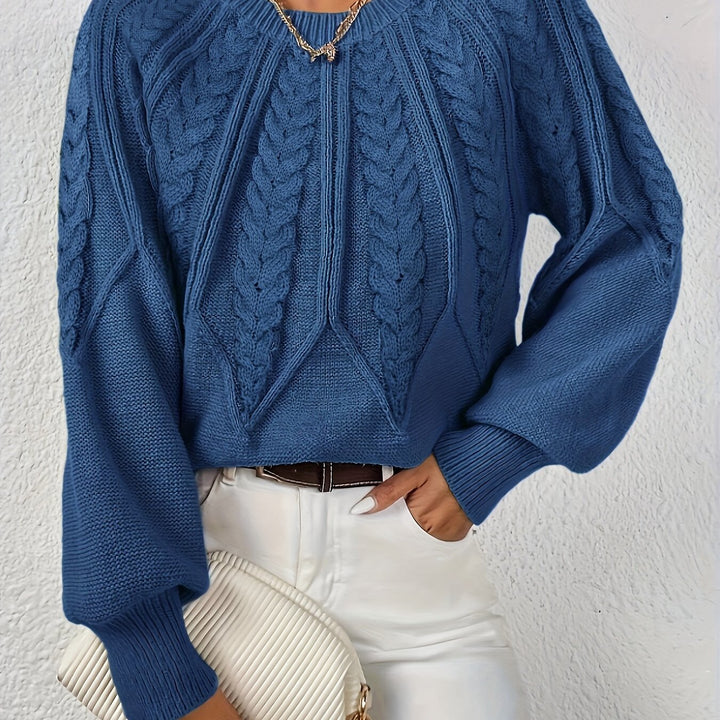 Sweter damski z objętymi rękawami i teksturą warkocza