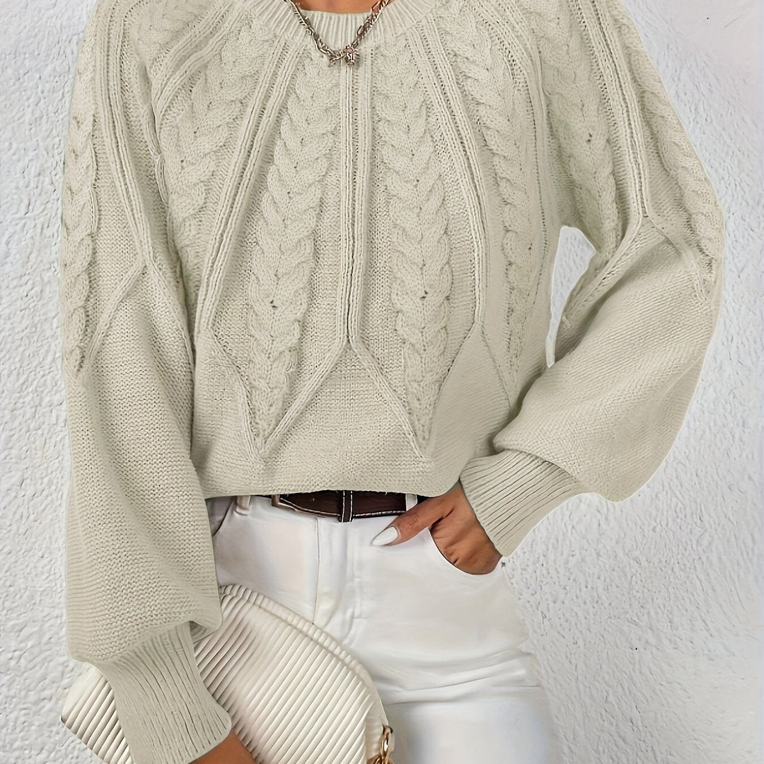 Sweter damski z objętymi rękawami i teksturą warkocza