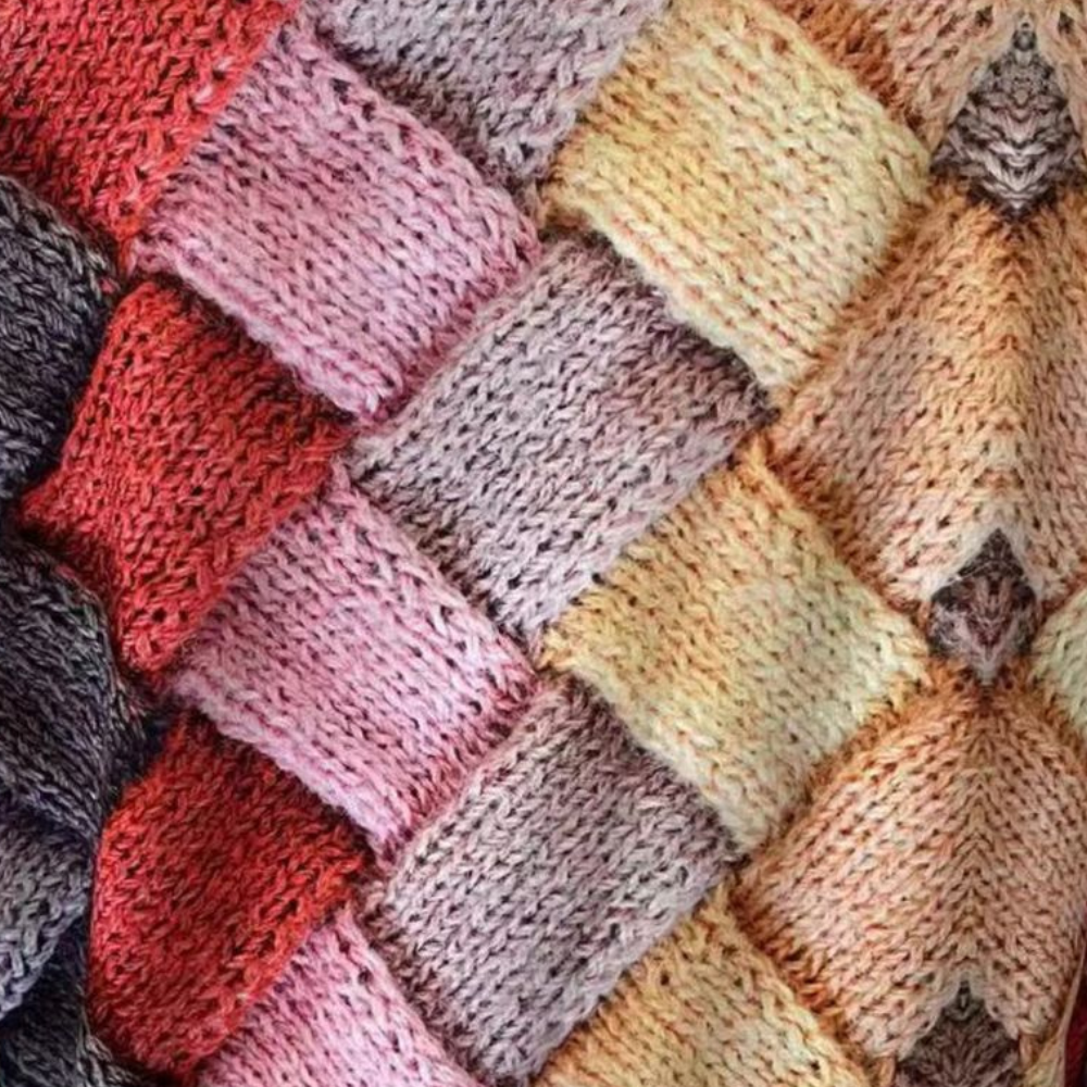 Kobiecy sweter z teksturowanej dzianiny o luźnym kroju i długich rękawach