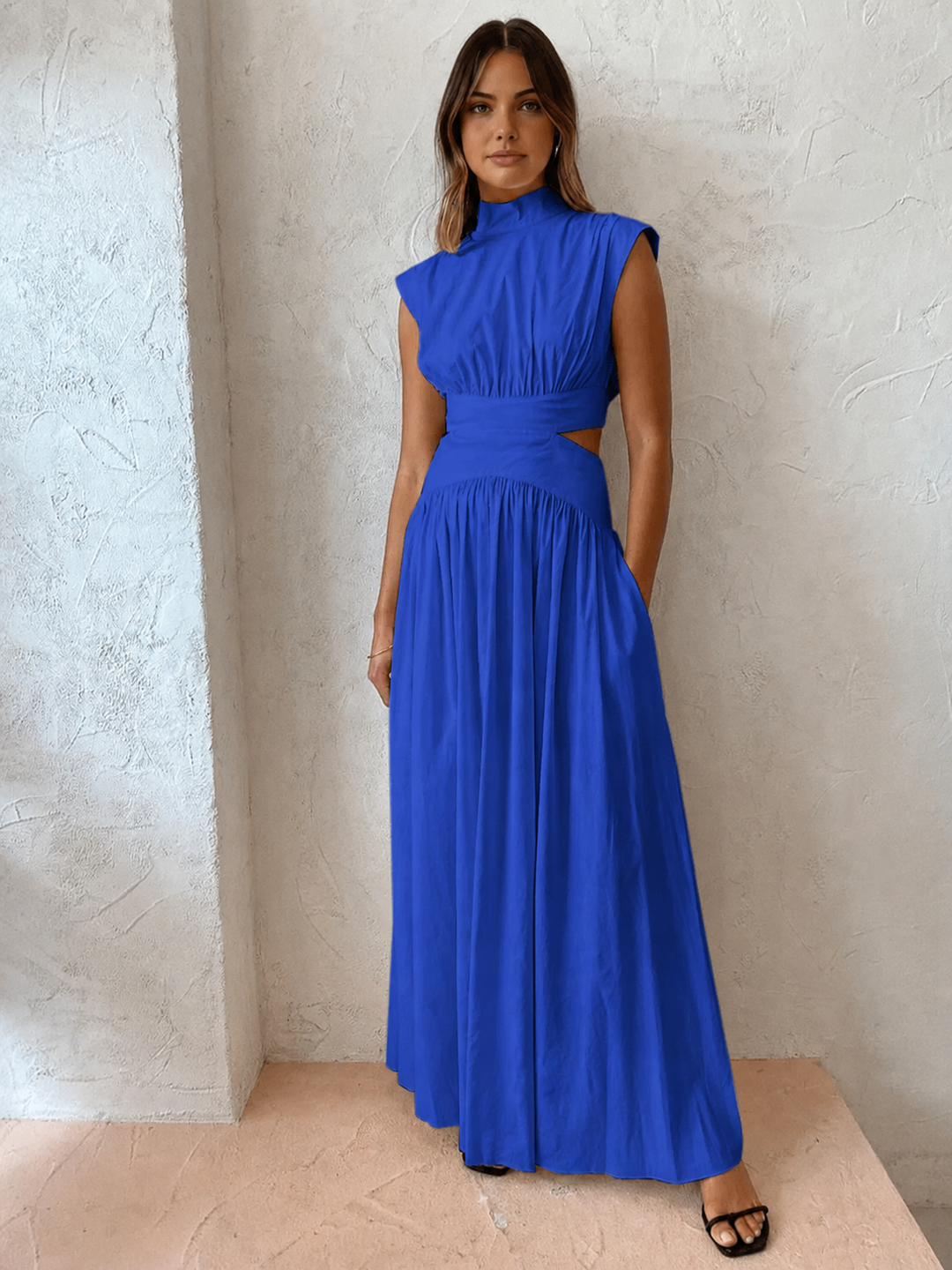 Sukienka maxi bez rękawów z wycięciami i eleganckim wysokim dekoltem