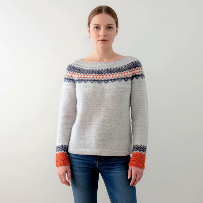 Damski sweter z nadrukiem i okrągłym dekoltem z ribbowanymi mankietami