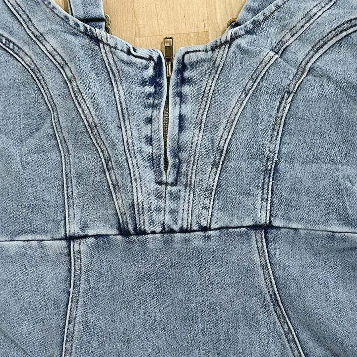 Damska sukienka midi z denimu z dekoltem bustier i bocznym rozcięciem