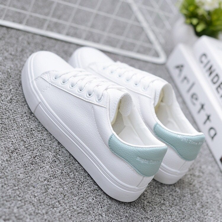 Damskie Minimalistyczne Sneakersy na Płaskiej Podeszwie z Wiązaniem