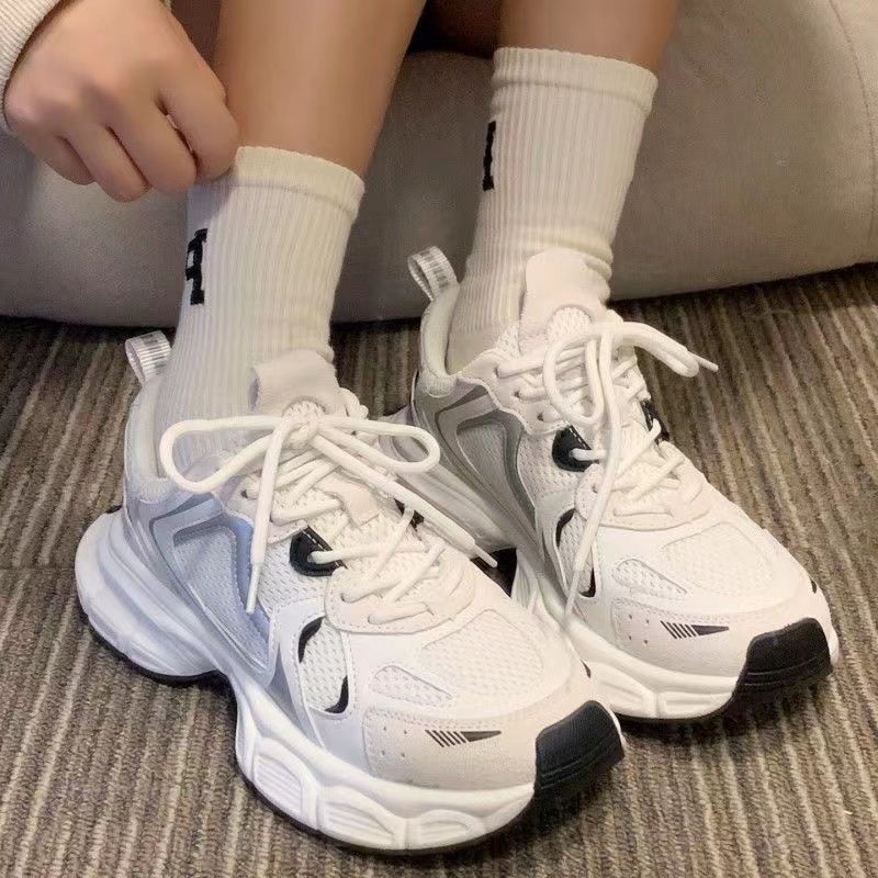 Damskie sneakersy z siateczki z sznurowaniem i modelowaną podeszwą