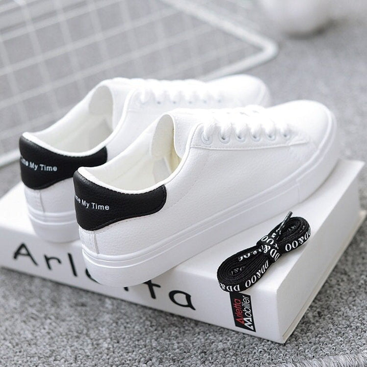 Damskie Minimalistyczne Sneakersy na Płaskiej Podeszwie z Wiązaniem
