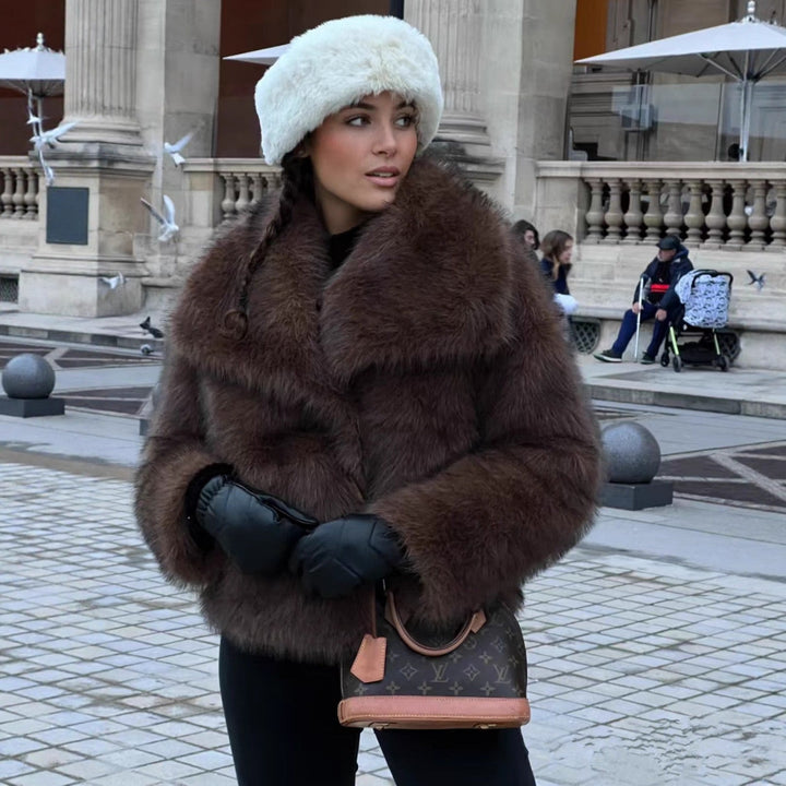 Krótkie futrzane płaszczyki damskie – Miękka zimowa kurtka na eleganckie zimowe stylizacje