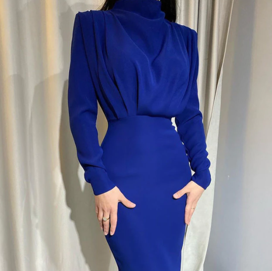 Długa sukienka midi z długim rękawem, wysoka szyja, dopasowana talia, elegancki styl bodycon