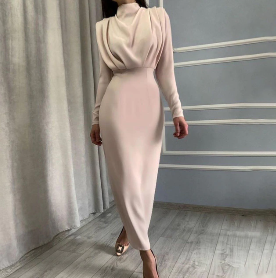 Długa sukienka midi z długim rękawem, wysoka szyja, dopasowana talia, elegancki styl bodycon