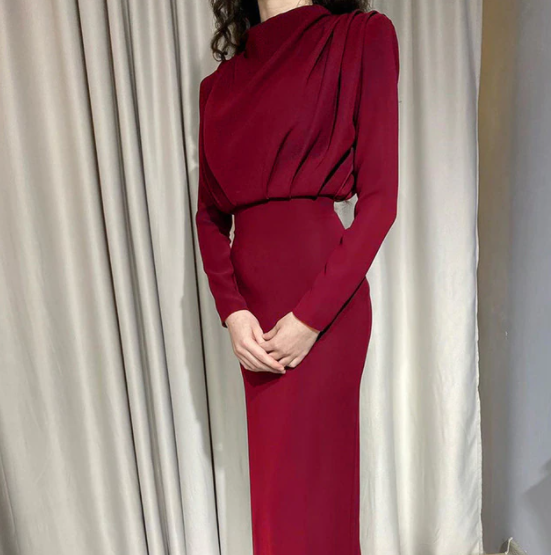 Długa sukienka midi z długim rękawem, wysoka szyja, dopasowana talia, elegancki styl bodycon