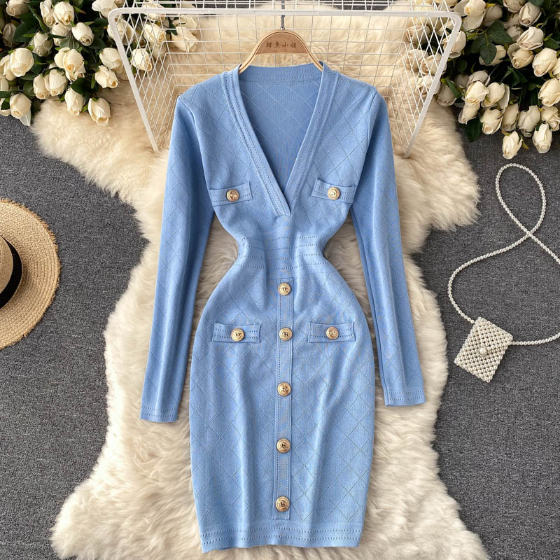 Damska dzianinowa sukienka midi z guzikiem z przodu – dekolt w serek, długi rękaw, styl biurowy