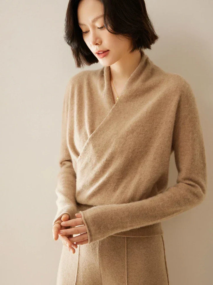 Sweter Damski z Zawijanym Przodem – Wyszukany Slim Knit do Biura i Smart Casual