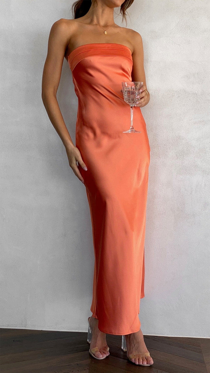 Sukienka Maxi z Satyny bez Ramiączek – Elegancka Sukienka dla Gości Weselnych na Przyjęcia