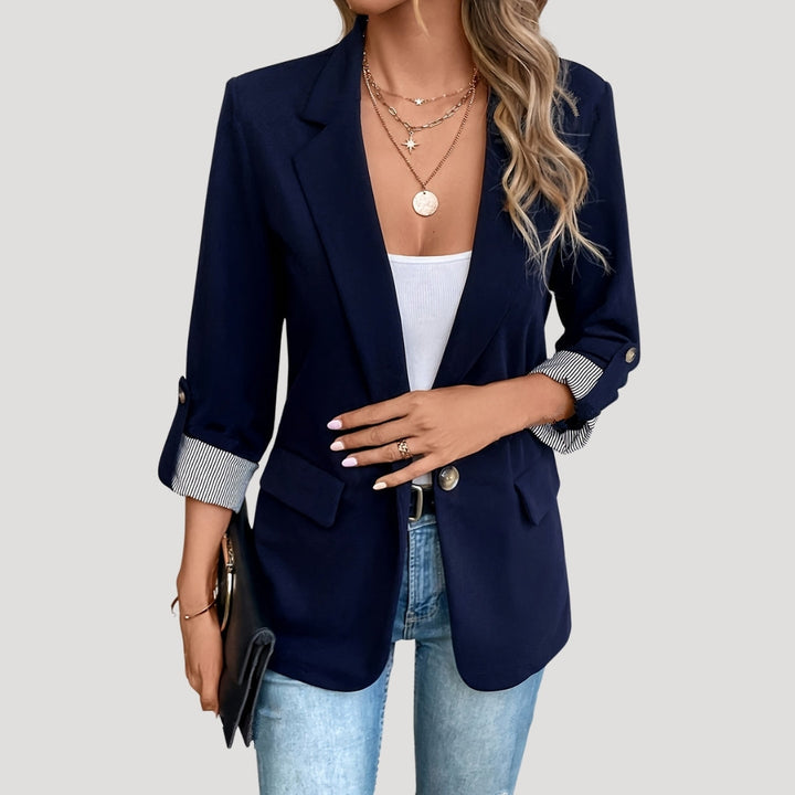 Dopasowany żakiet damski – Żakiet z pojedynczym zapięciem i podwiniętymi rękawami na letnie dni w biurze