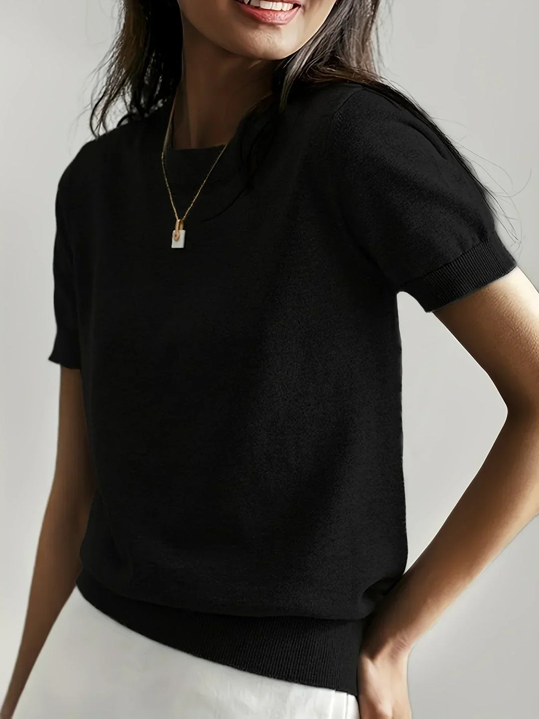Damski sweter z delikatnego dzianiny z krótkim rękawem i prążkowanym wykończeniem