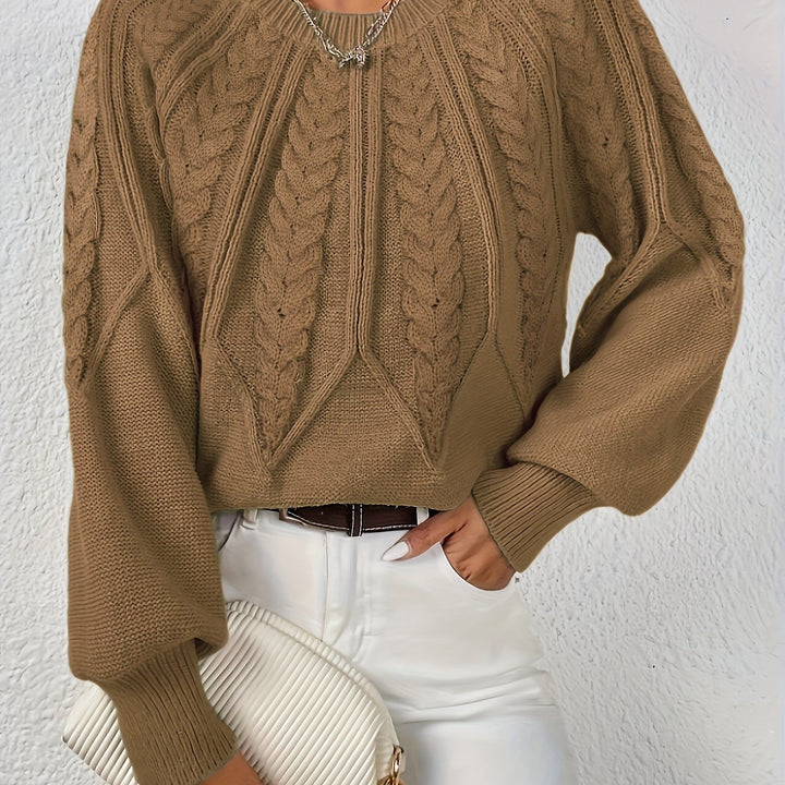 Sweter damski z objętymi rękawami i teksturą warkocza