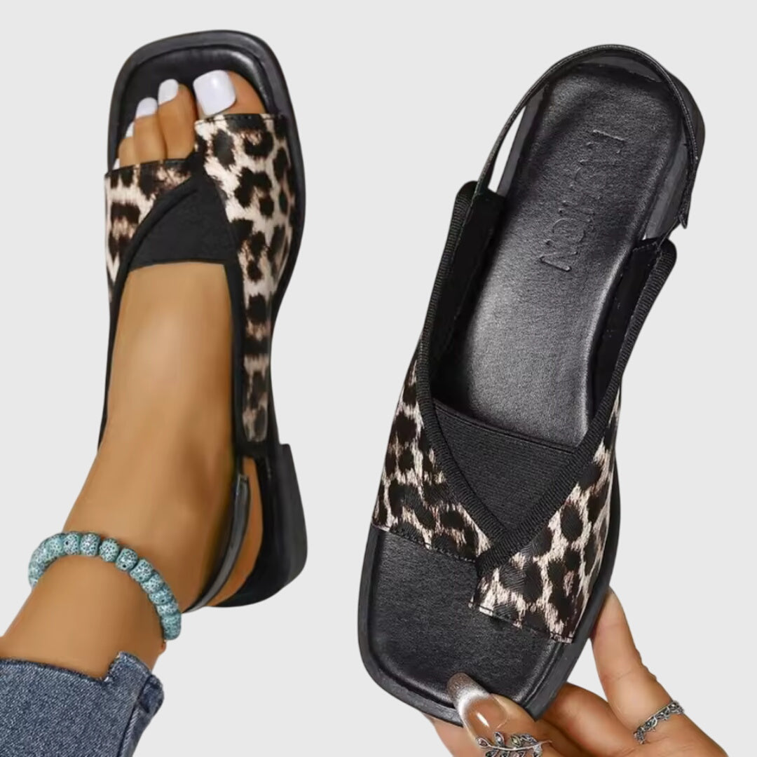 Kobiece Płaskie Sandały na Słupku z Kwadratowym Noskiem i Kontrastowym Paskiem
