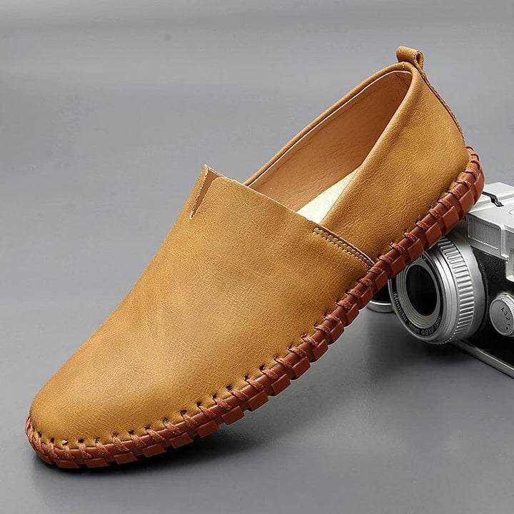 Męskie skórzane mokasyny – buty wsuwane na lato i do smart casual