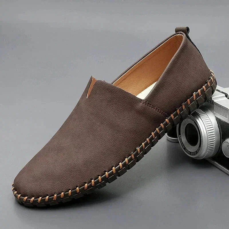 Męskie skórzane mokasyny – buty wsuwane na lato i do smart casual