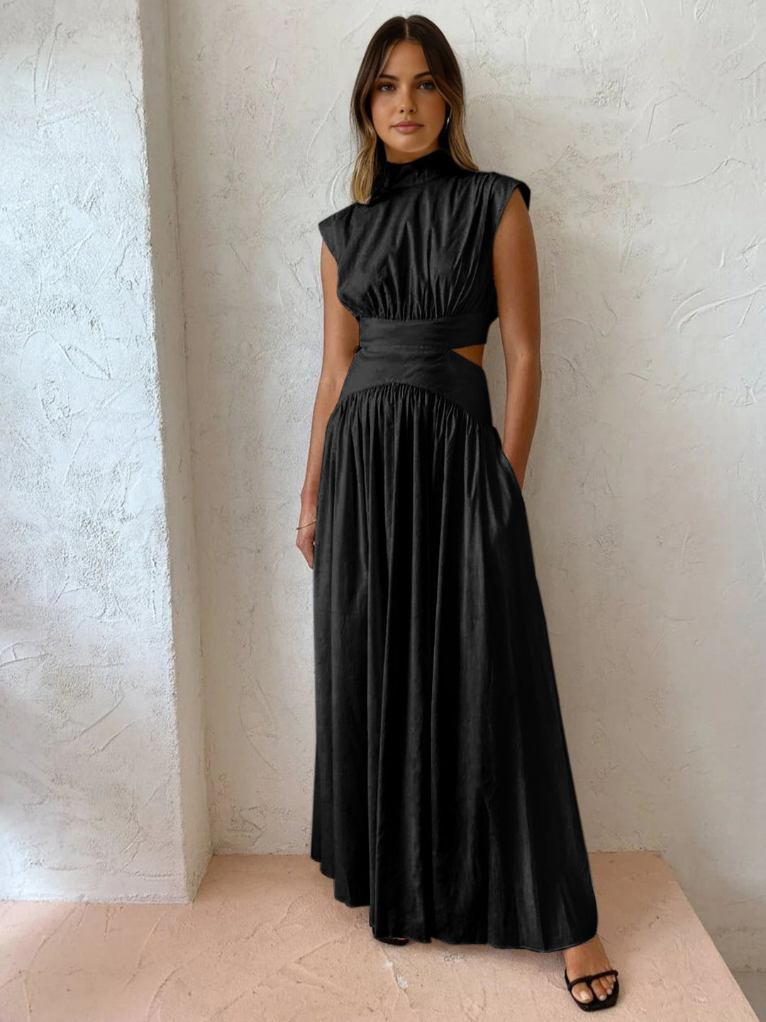 Sukienka maxi bez rękawów z wycięciami i eleganckim wysokim dekoltem