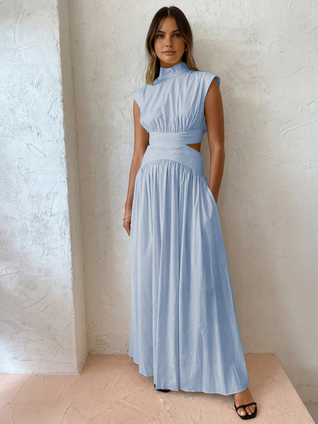 Sukienka maxi bez rękawów z wycięciami i eleganckim wysokim dekoltem