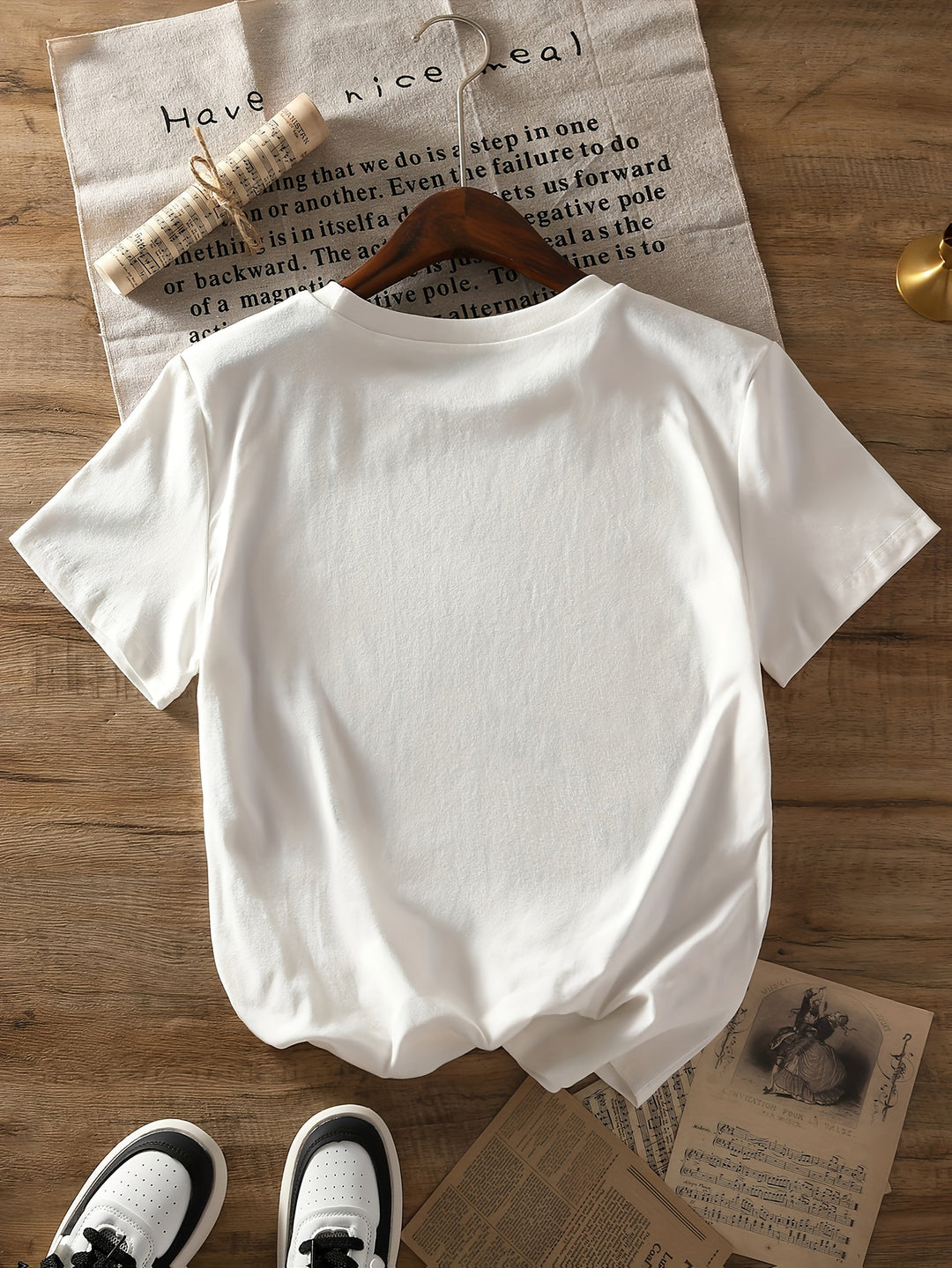 Kobiece T-shirt z uroczym nadrukiem serca i kwiatów, okrągły dekolt, miękka mieszanka bawełny i romantyczny, codzienny styl