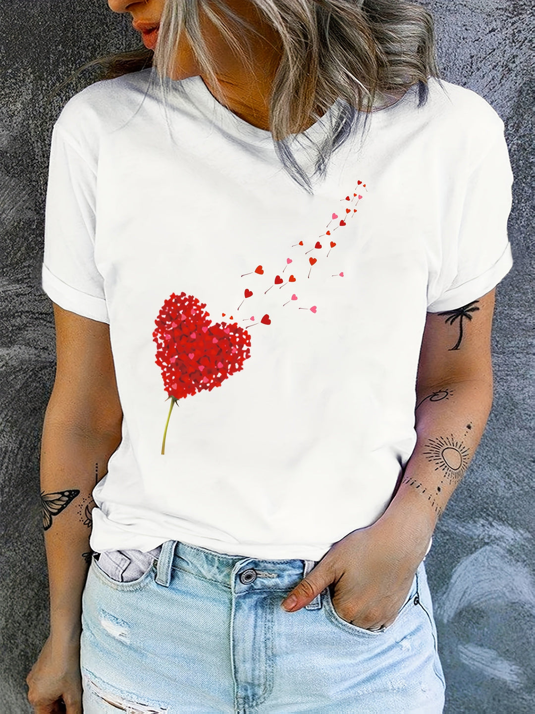 Kobiece T-shirt z uroczym nadrukiem serca i kwiatów, okrągły dekolt, miękka mieszanka bawełny i romantyczny, codzienny styl