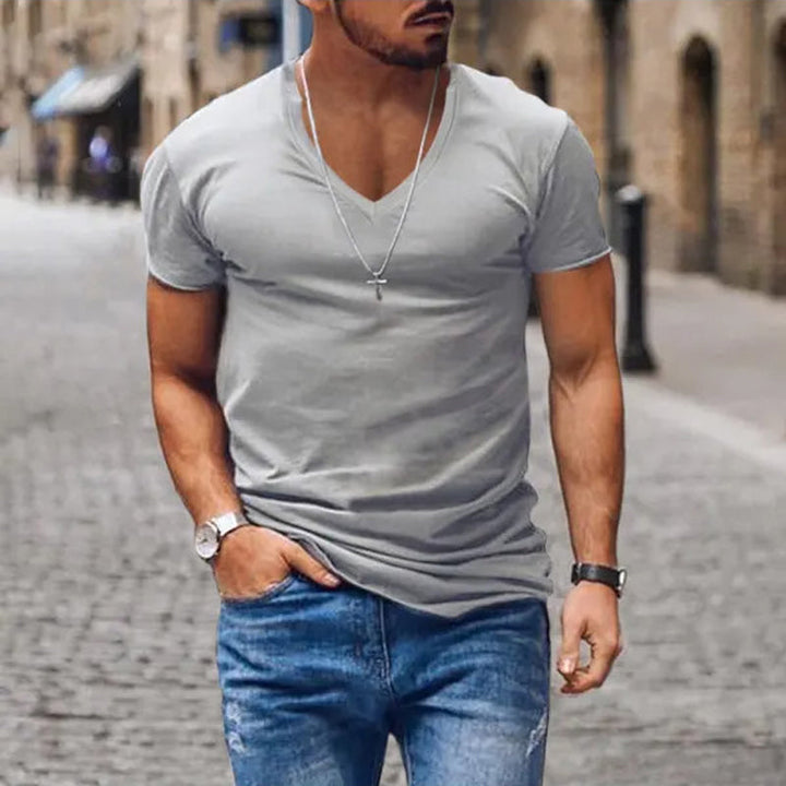 Męska dopasowana koszulka V-neck – Głęboki dekolt, letnia niezbędność do miejskich stylizacji